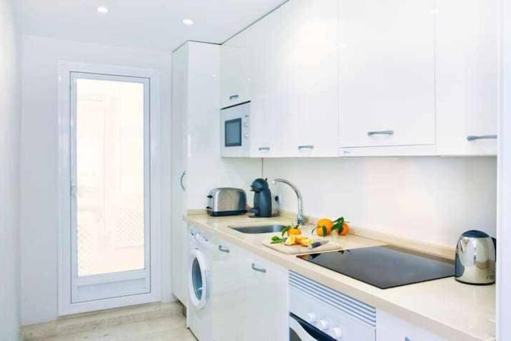 Best Location Apartment In Marbella. Beachfront!! Екстер'єр фото